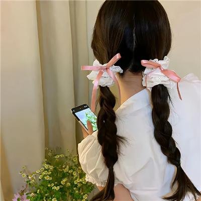 四个孩子走进银行